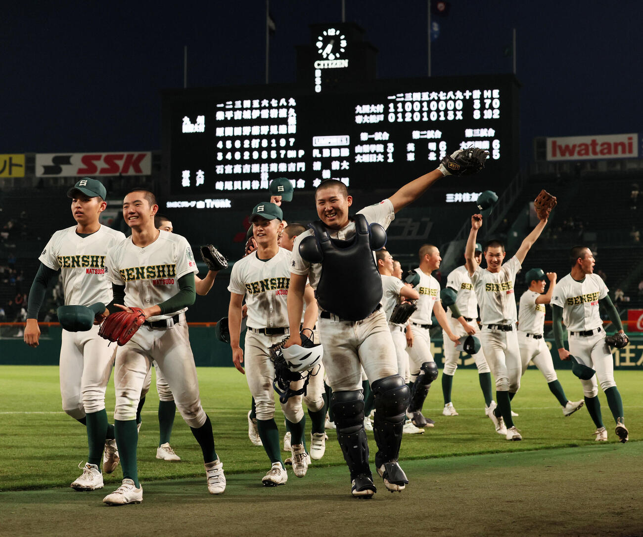 九州国際大付対専大松戸　勝利に笑顔を見せる専大松戸ナイン（撮影・加藤哉）