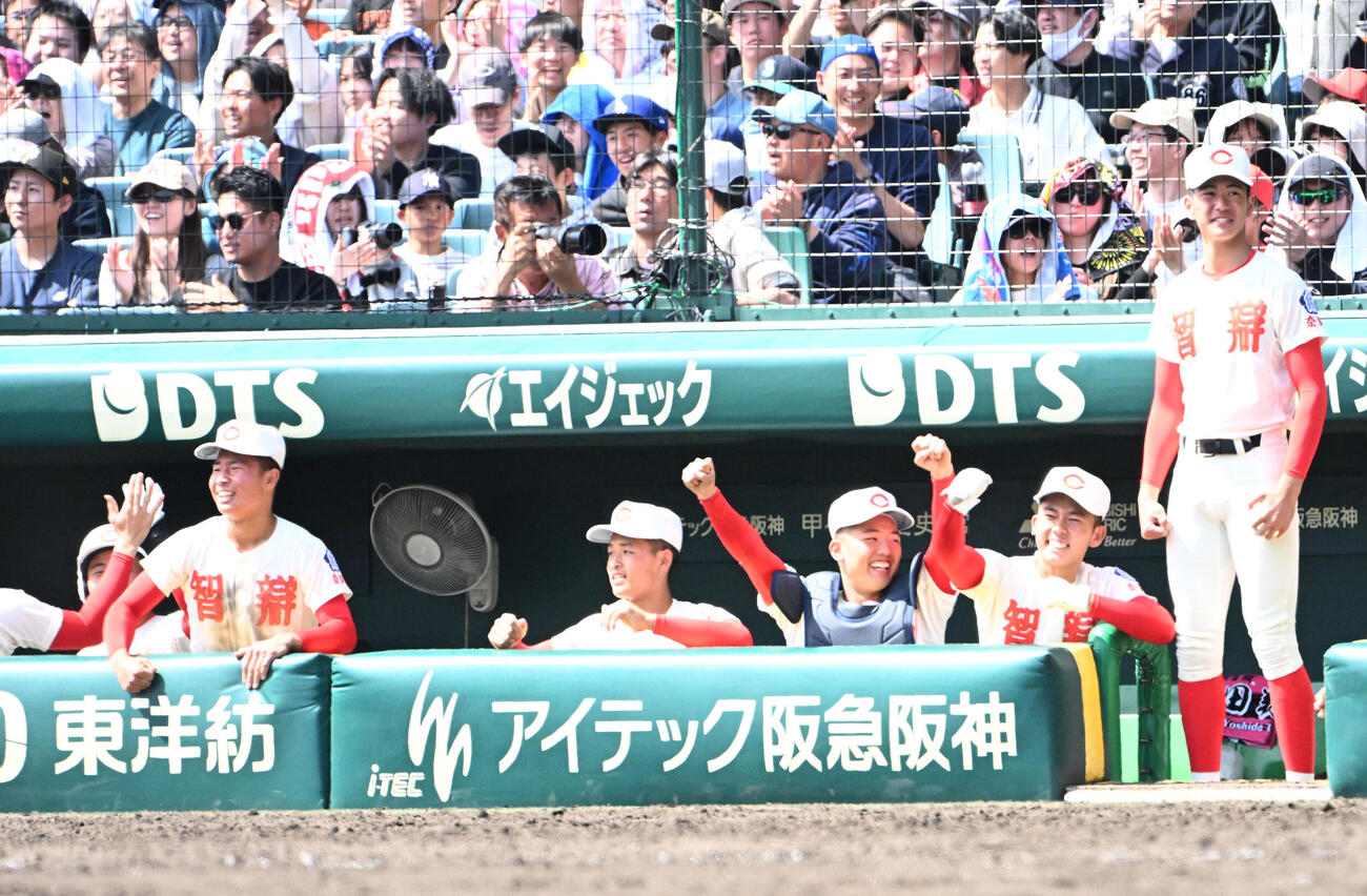 花咲徳栄対智弁学園　5回表智弁学園2死一、三塁志村叶大の逆転適時打に喜ぶ智弁学園ナイン（撮影・石井愛子）