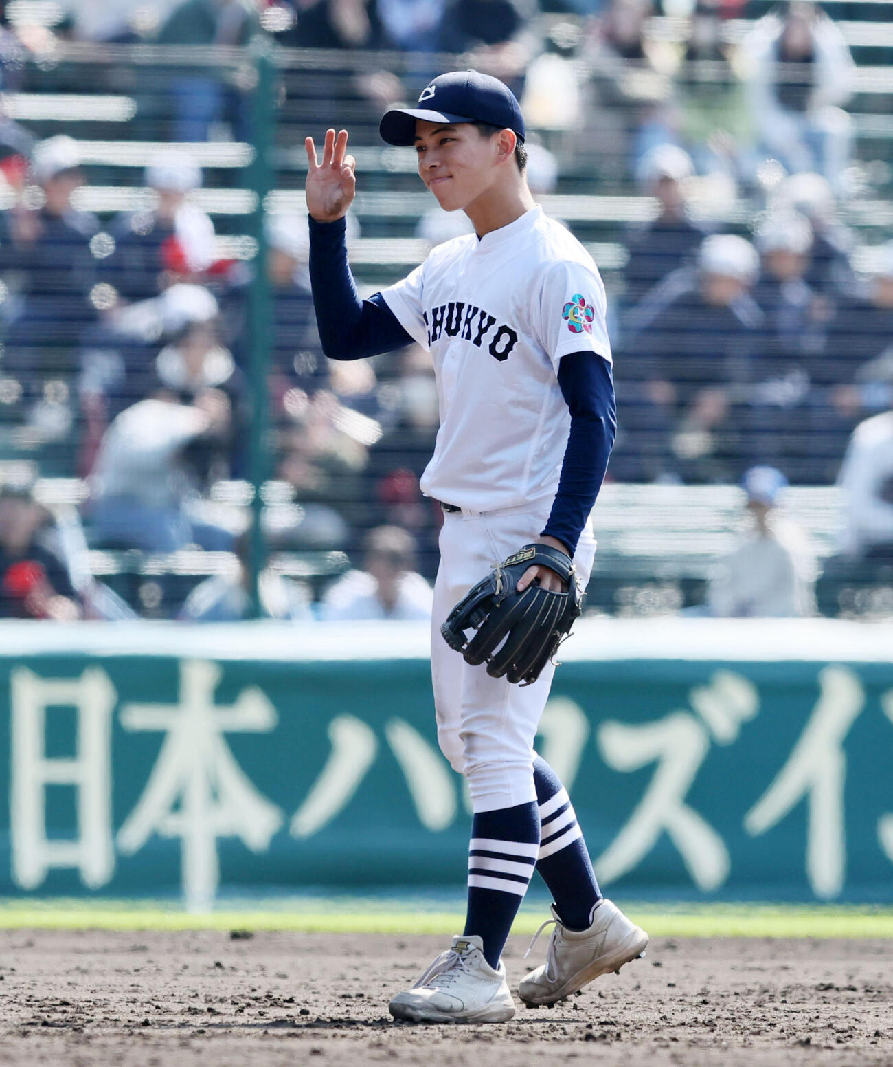 中京大中京対八戸学院光星　8回裏、守備位置からナインへOKサインを出す中京大中京・田中（撮影・加藤哉）