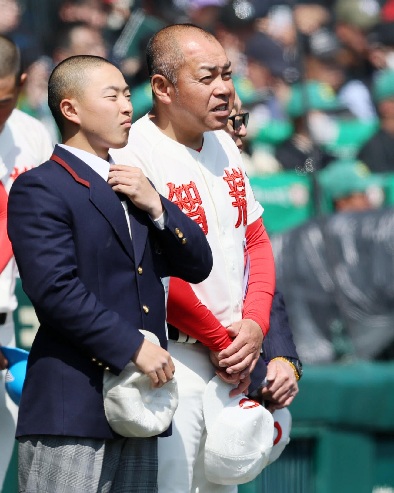 花咲徳栄対智弁学園　花咲徳栄に逆転勝利しベンチ前に整列する整列する智弁学園の小坂監督（撮影・加藤哉）