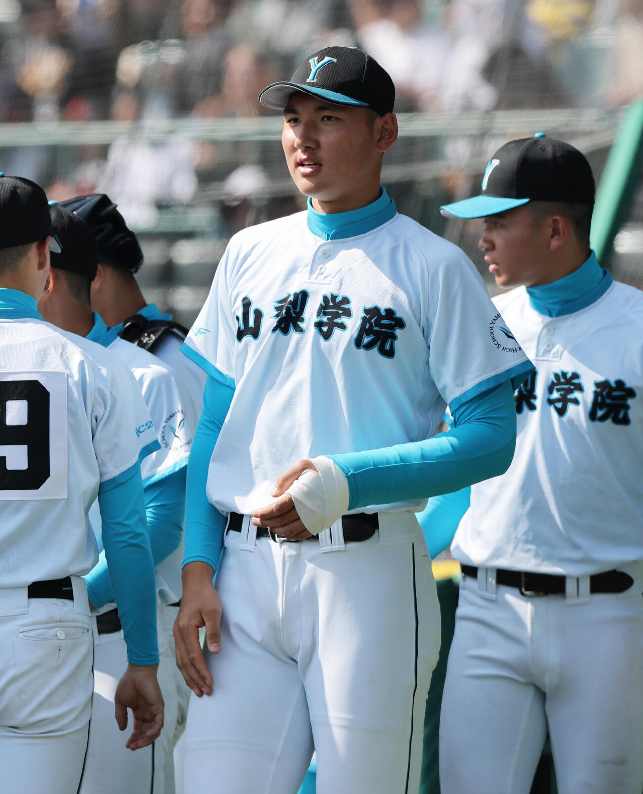 山梨学院対専大松戸　守備を終えたナインを出迎える山梨学院の菰田（撮影・上山淳一）