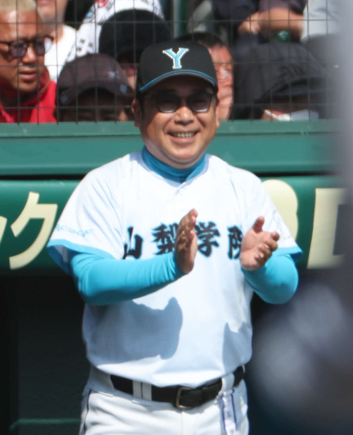 専大松戸対山梨学院　2回に同点を追いつき、笑顔で拍手する山梨学院・吉田監督（撮影・西尾就之）