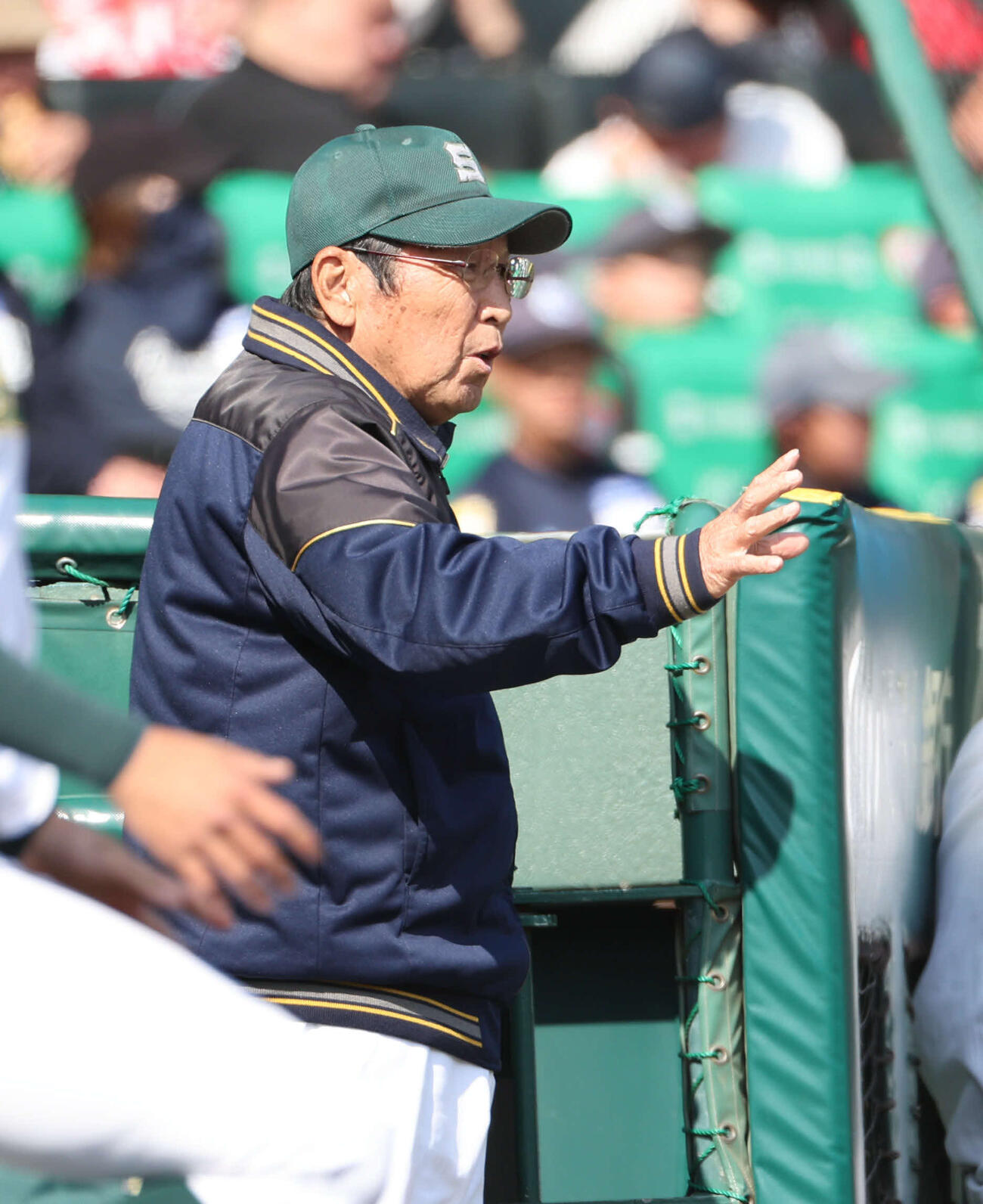 専大松戸対山梨学院　選手に指示を出す専大松戸・持丸監督（撮影・西尾就之）