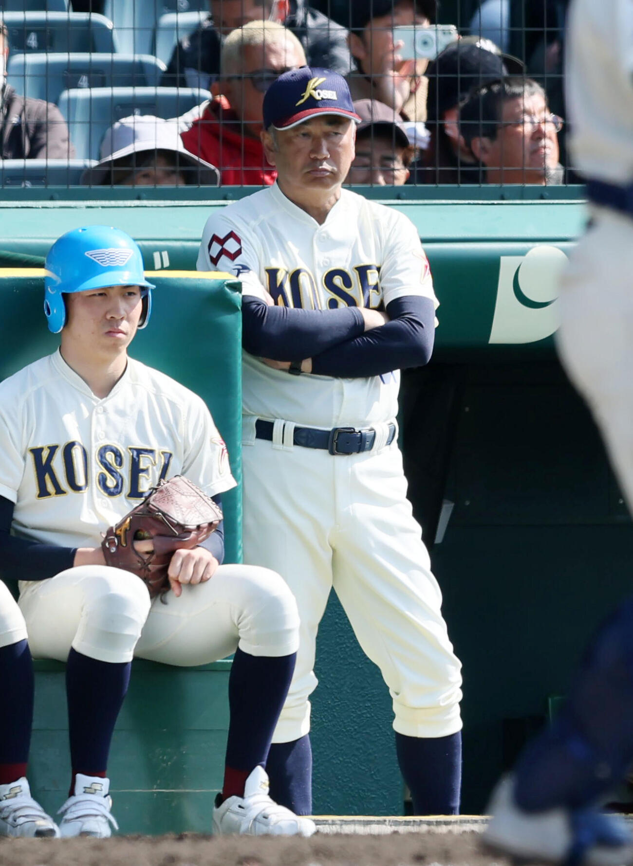 中京大中京対八戸学院光星　試合中ベンチに立ってグラウンドを見つめる八戸学院光星・仲井監督（撮影・加藤哉）