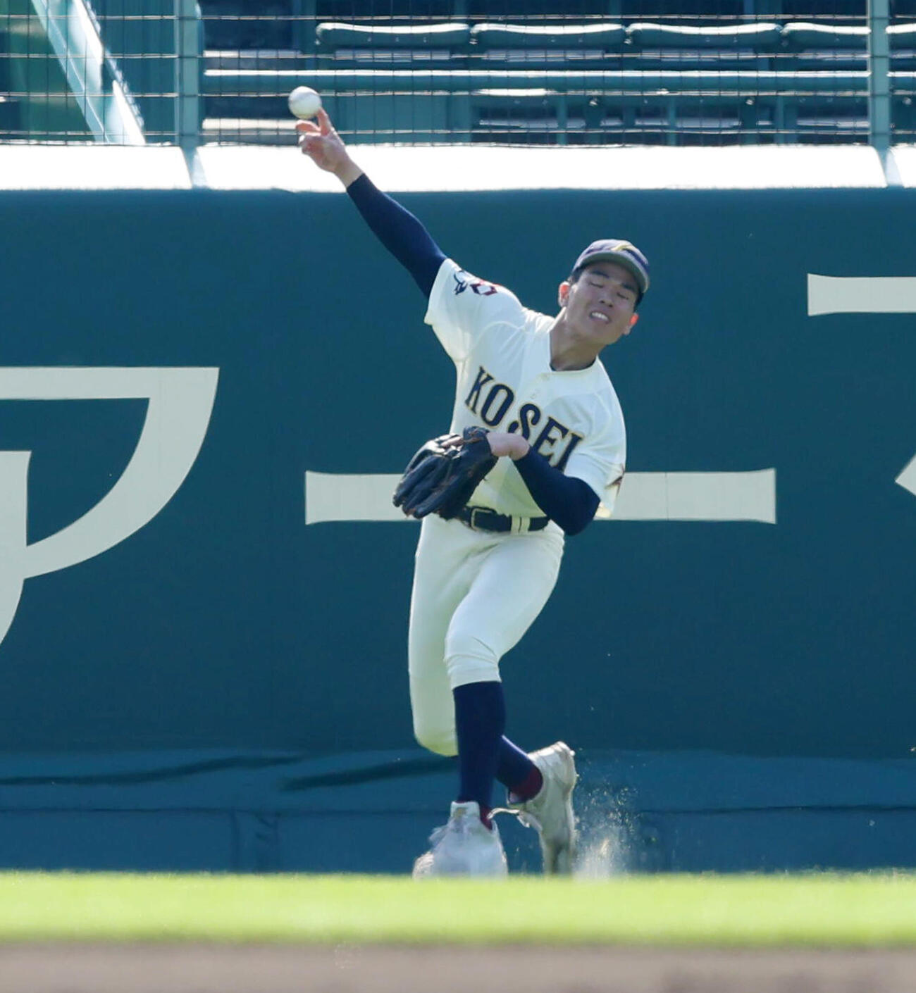 中京大中京対八戸学院光星　2回表中京大中京2死、新谷契は田中の打球を内野へ返球する（撮影・加藤哉）
