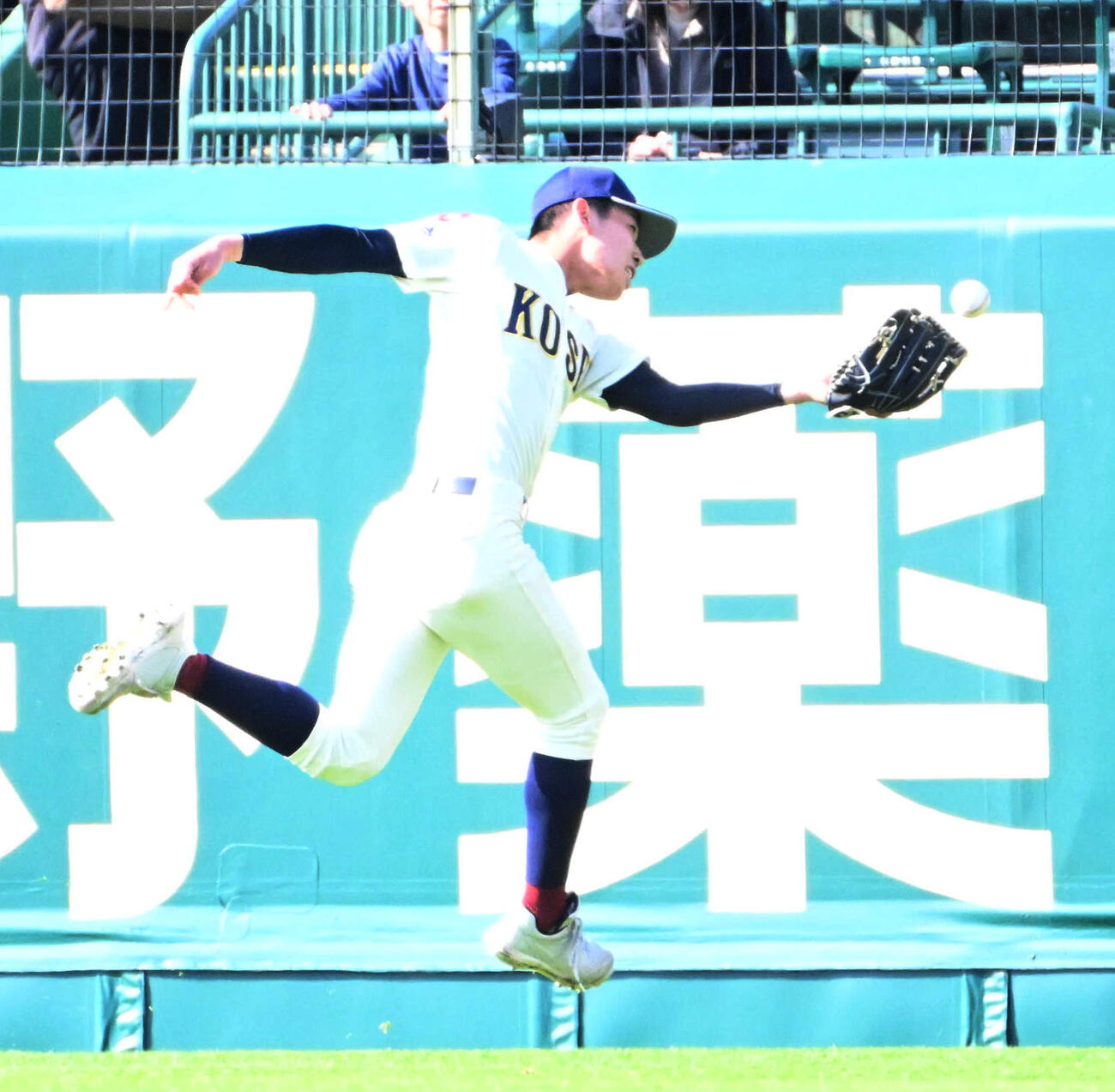 中京大中京対八戸学院光星　1回表中京大中京2死一、二塁、新谷翔磨は松田知暉の飛球を捕球出来ず適時二塁打となる（撮影・石井愛子）