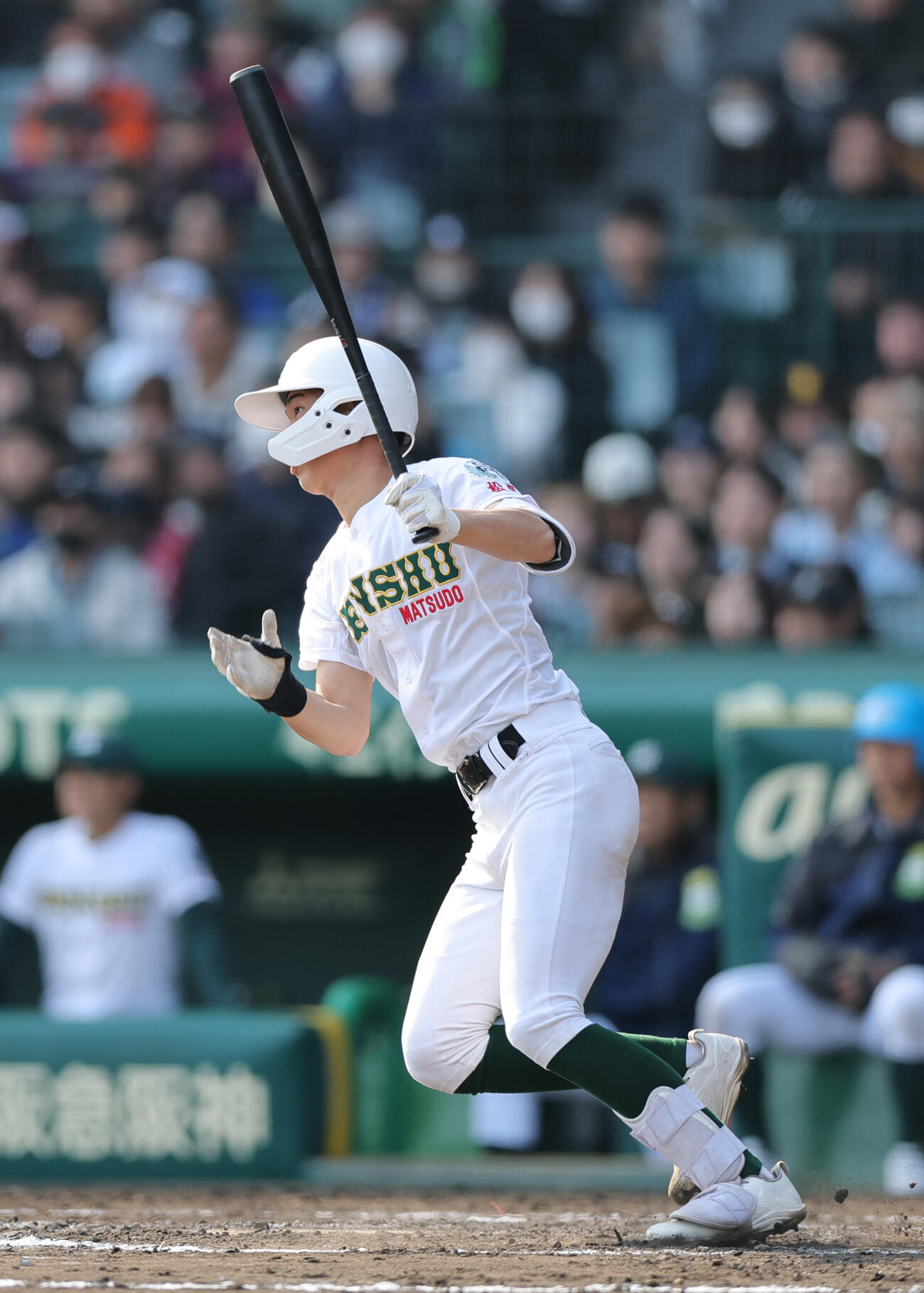 専大松戸対山梨学院　8回裏専大松戸1死二塁、瀬谷は中前適時打を放つ（撮影・上山淳一）