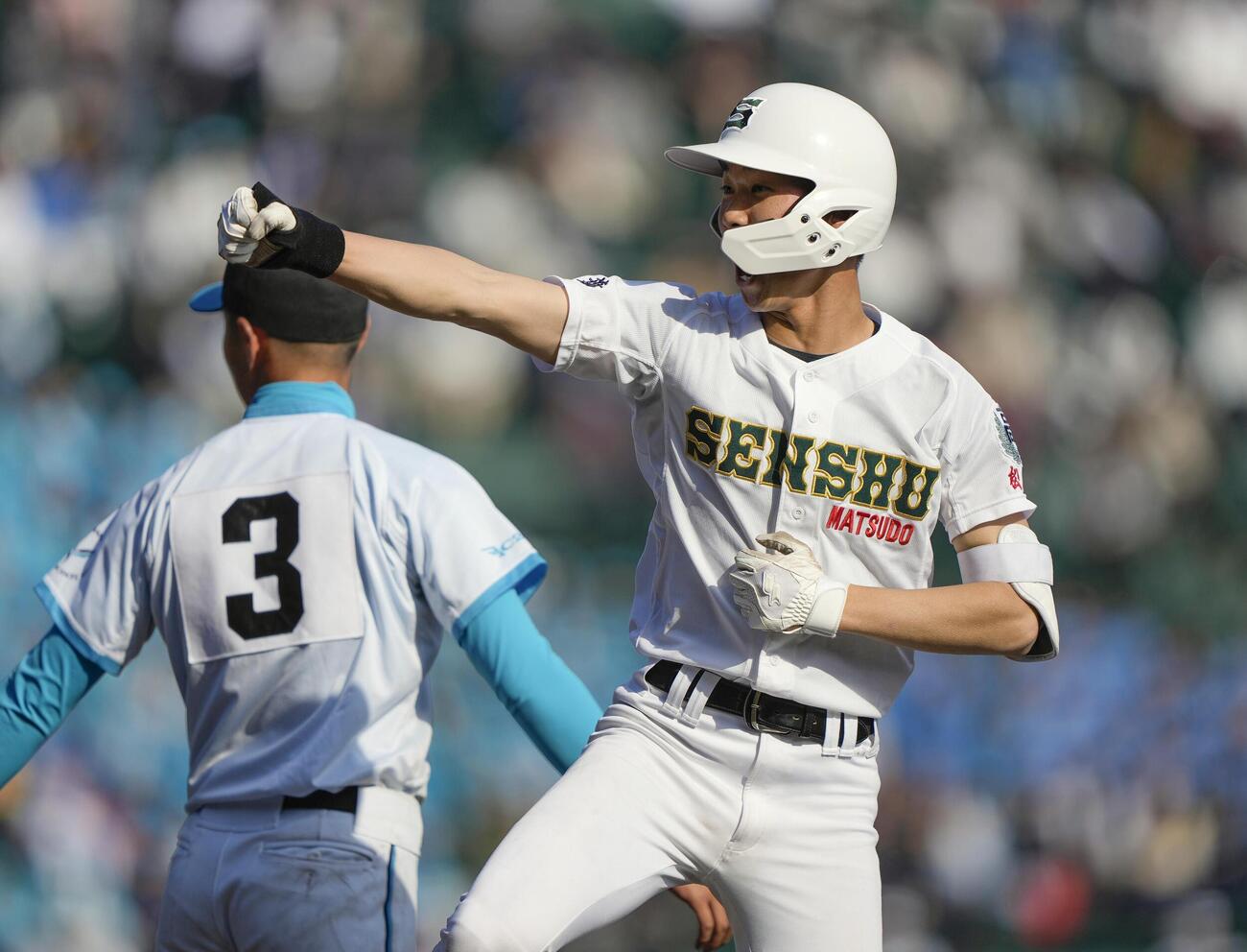 専大松戸対山梨学院　8回裏、決勝打を放ち喜ぶ専大松戸・瀬谷（共同）