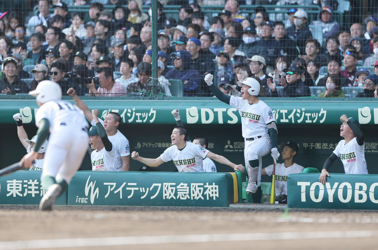 山梨学院対専大松戸　8回裏専大松戸1死二塁、瀬谷の中前適時打で盛り上がる専大松戸ナイン（撮影・上山淳一）