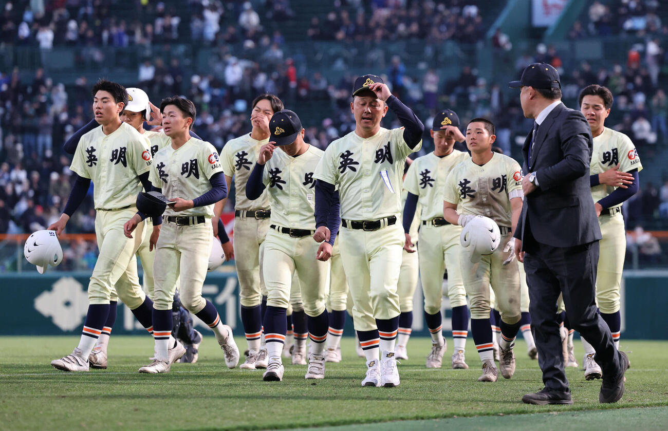 英明対大阪桐蔭　惜敗した香川監督（中央）ら英明ナインは引き揚げる（撮影・西尾就之）