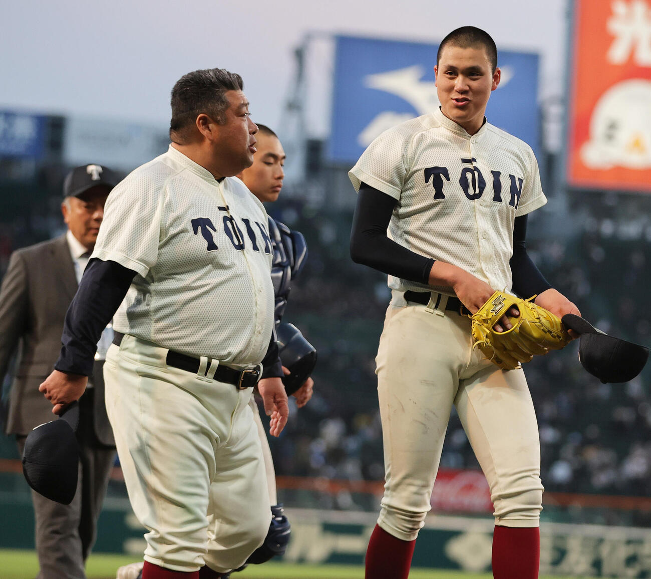 英明対大阪桐蔭　英明に勝利し、試合を締めた投手川本（右）と話す大西谷監督（撮影・上山淳一）