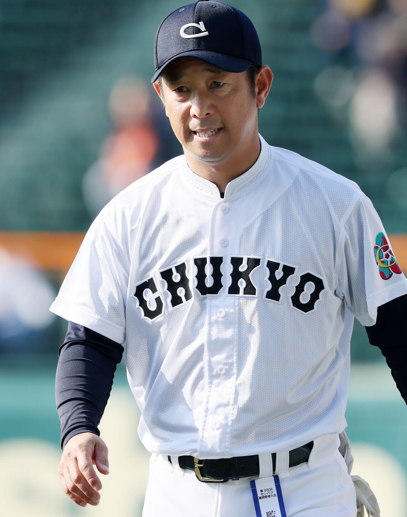 中京大中京対八戸学院光星　応援団へのあいさつを行った中京大中京・高橋監督（撮影・加藤哉）