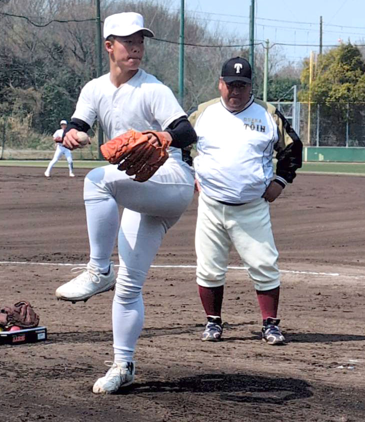 大阪桐蔭・西谷浩一監督（右）が見守る中、投球練習をする吉岡貫介（撮影・堀まどか）