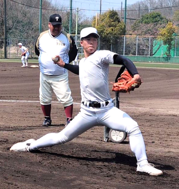 大阪桐蔭・西谷浩一監督（左）が見守る中、投球練習をする吉岡貫介（撮影・堀まどか）
