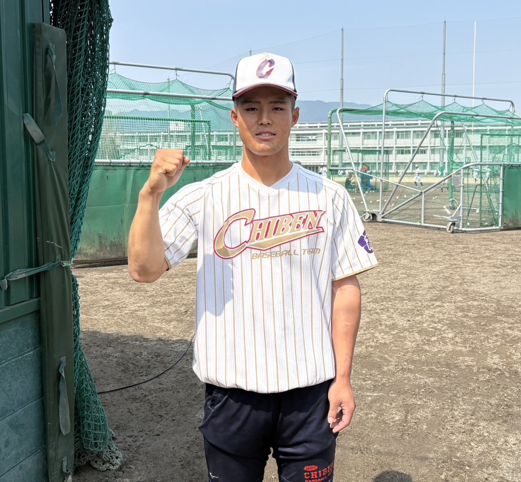 智弁学園の角谷主将がガッツポーズをつくる（撮影・林亮佑）