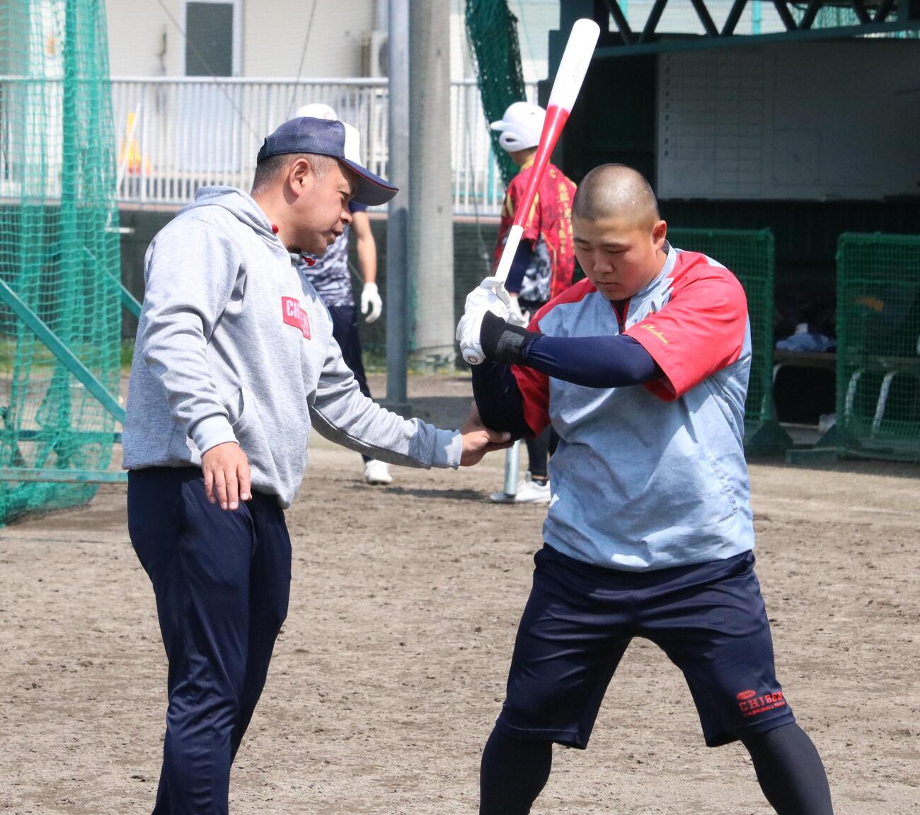 智弁学園の小坂監督が細川に打撃指導をする（撮影・林亮佑）