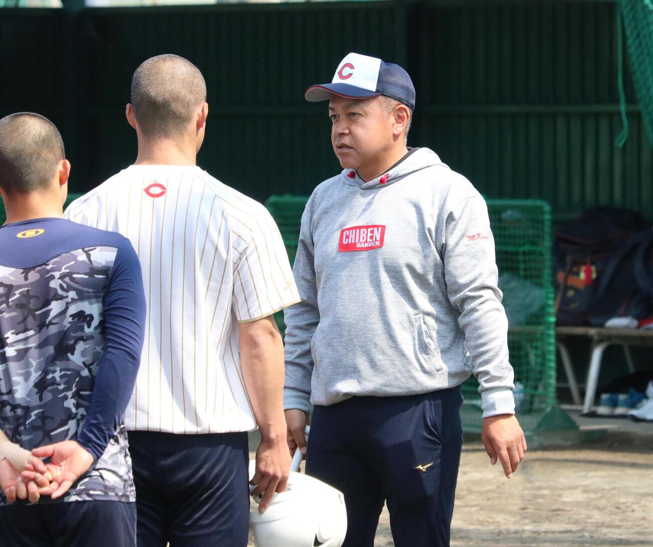 智弁学園の小坂監督がナインに声をかける（撮影・林亮佑）