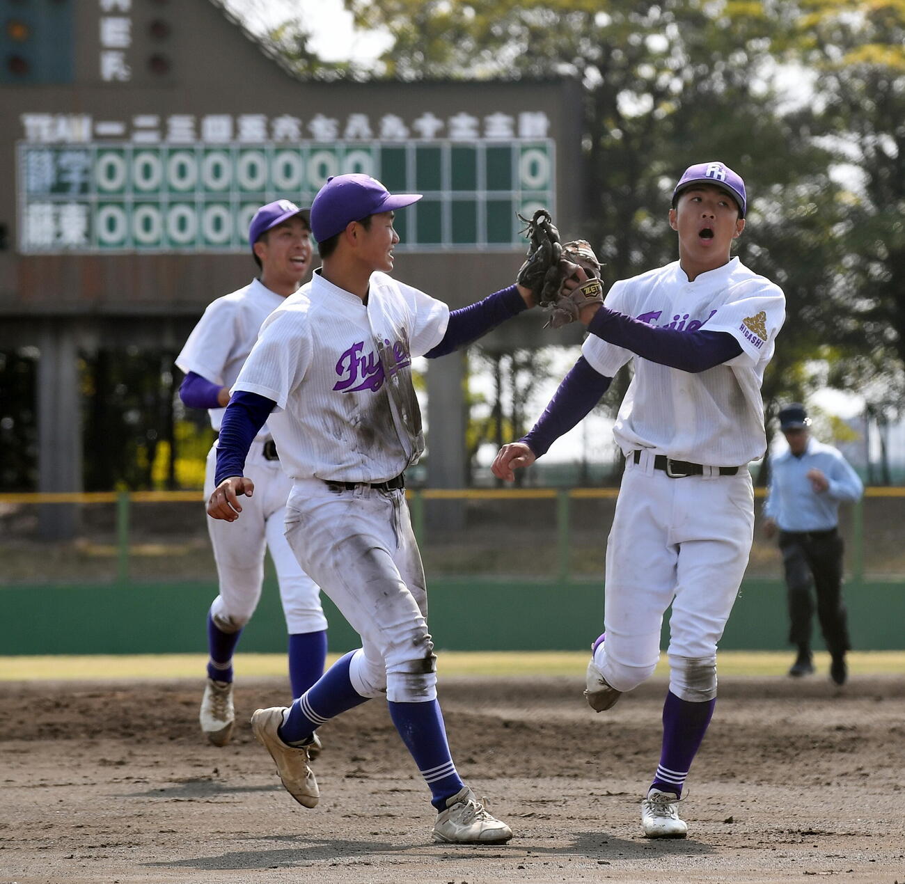 静岡学園対藤枝東　県進出を決め、仲間とグラブタッチする藤枝東・山下（右）