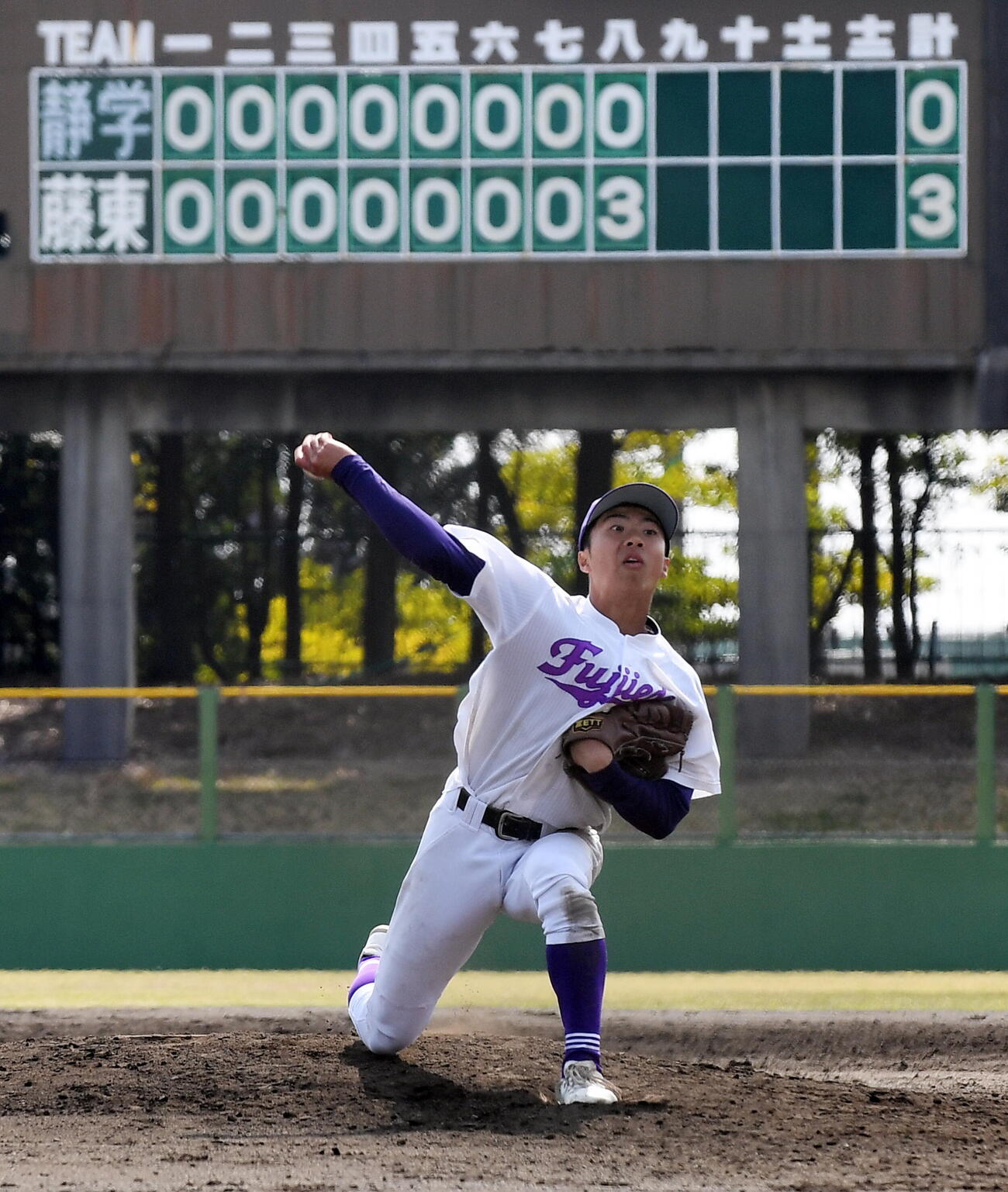 最終回のマウンドで力投する藤枝東・山下