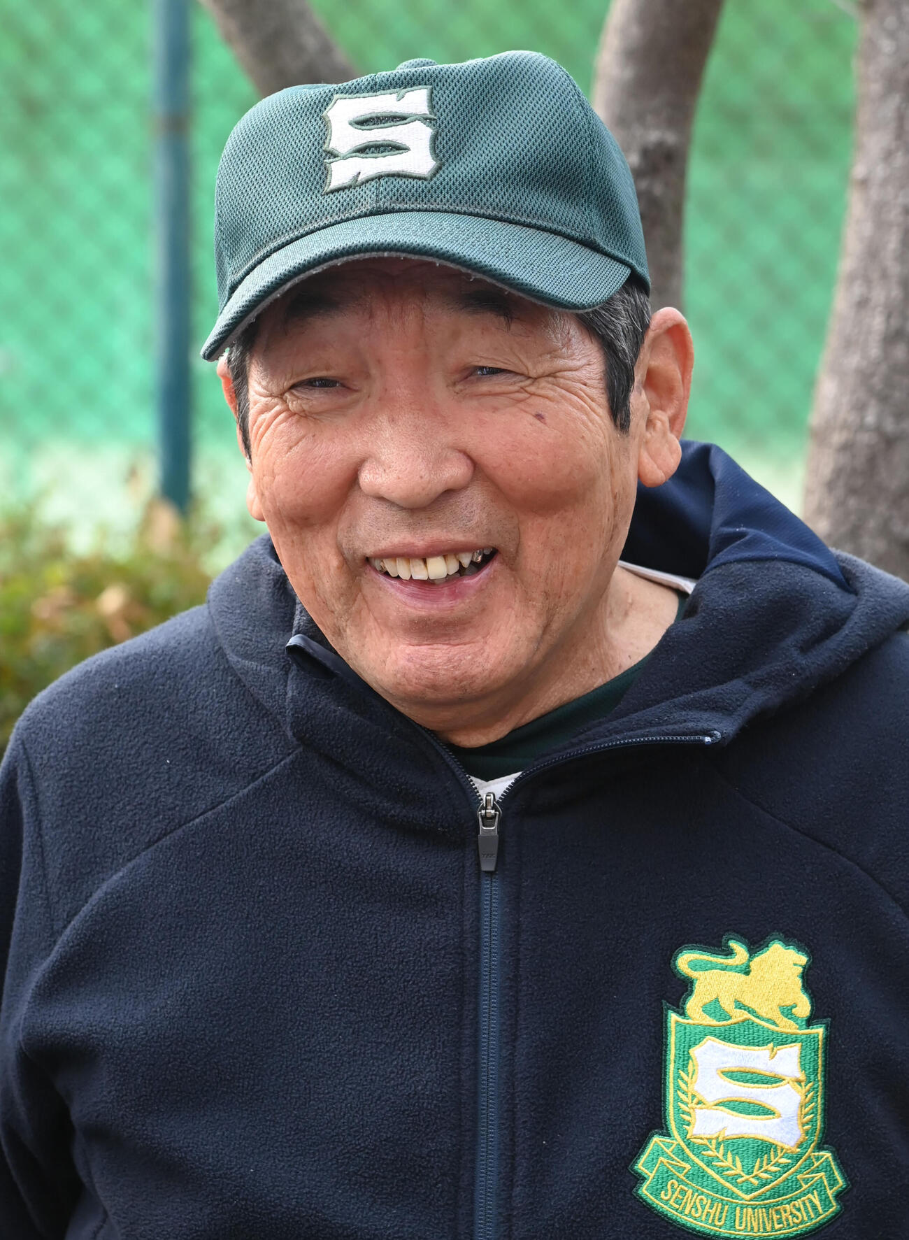 笑顔を見せる専大松戸の持丸修一監督（撮影・石井愛子）