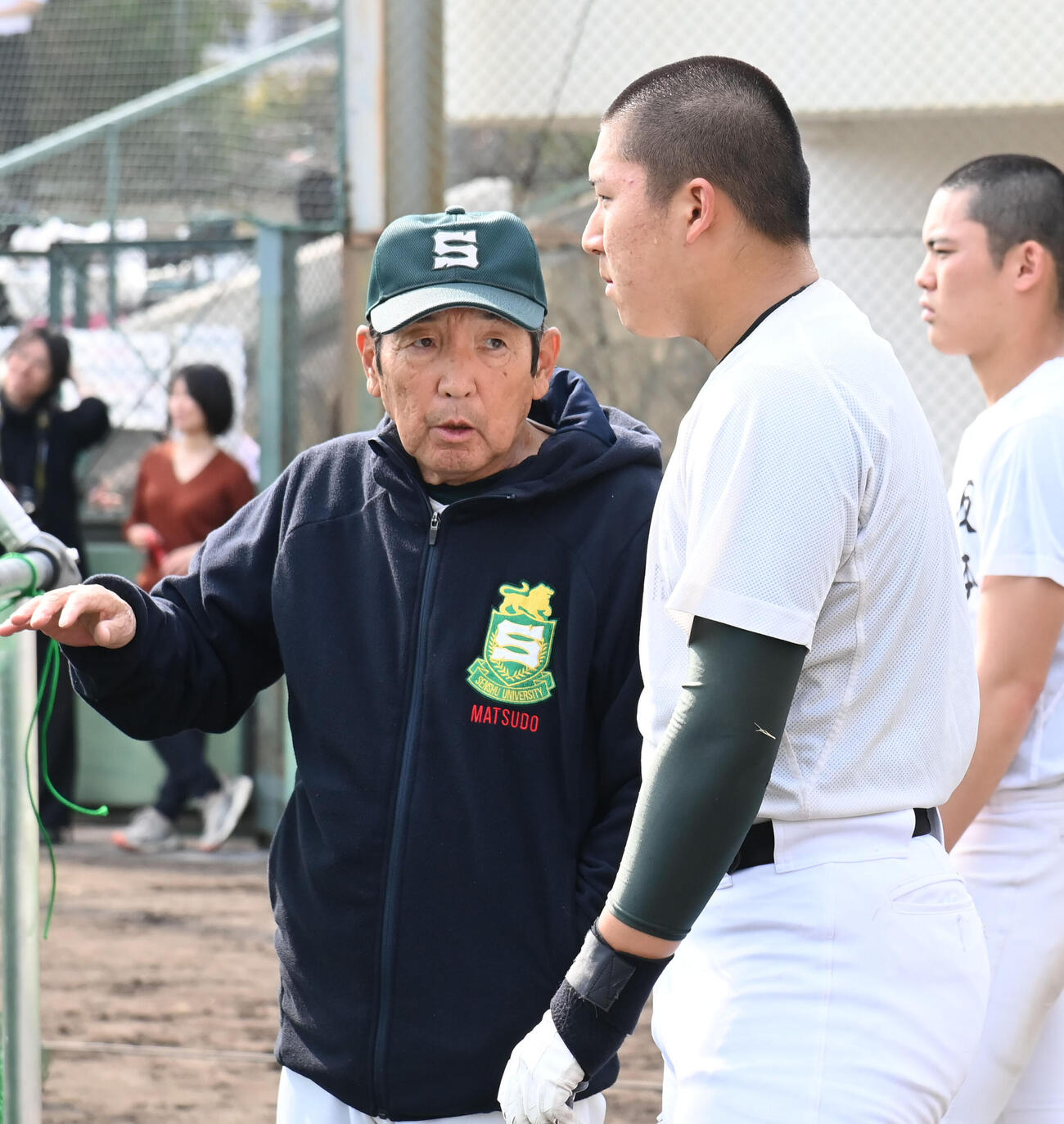 吉岡伸太朗（右）に指導する専大松戸の持丸修一監督（撮影・石井愛子）