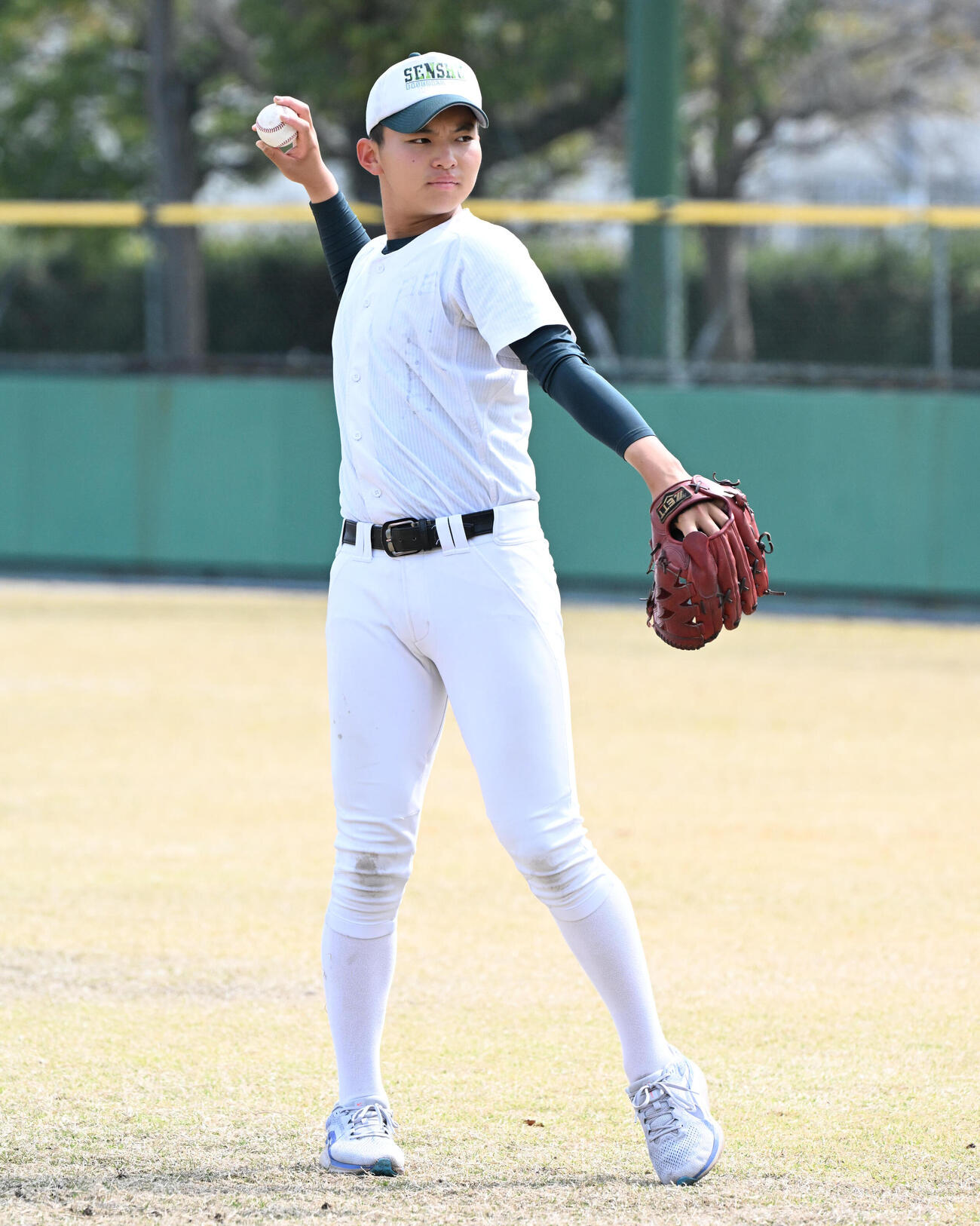 キャッチボールをする専大松戸の門倉昂大（撮影・石井愛子）