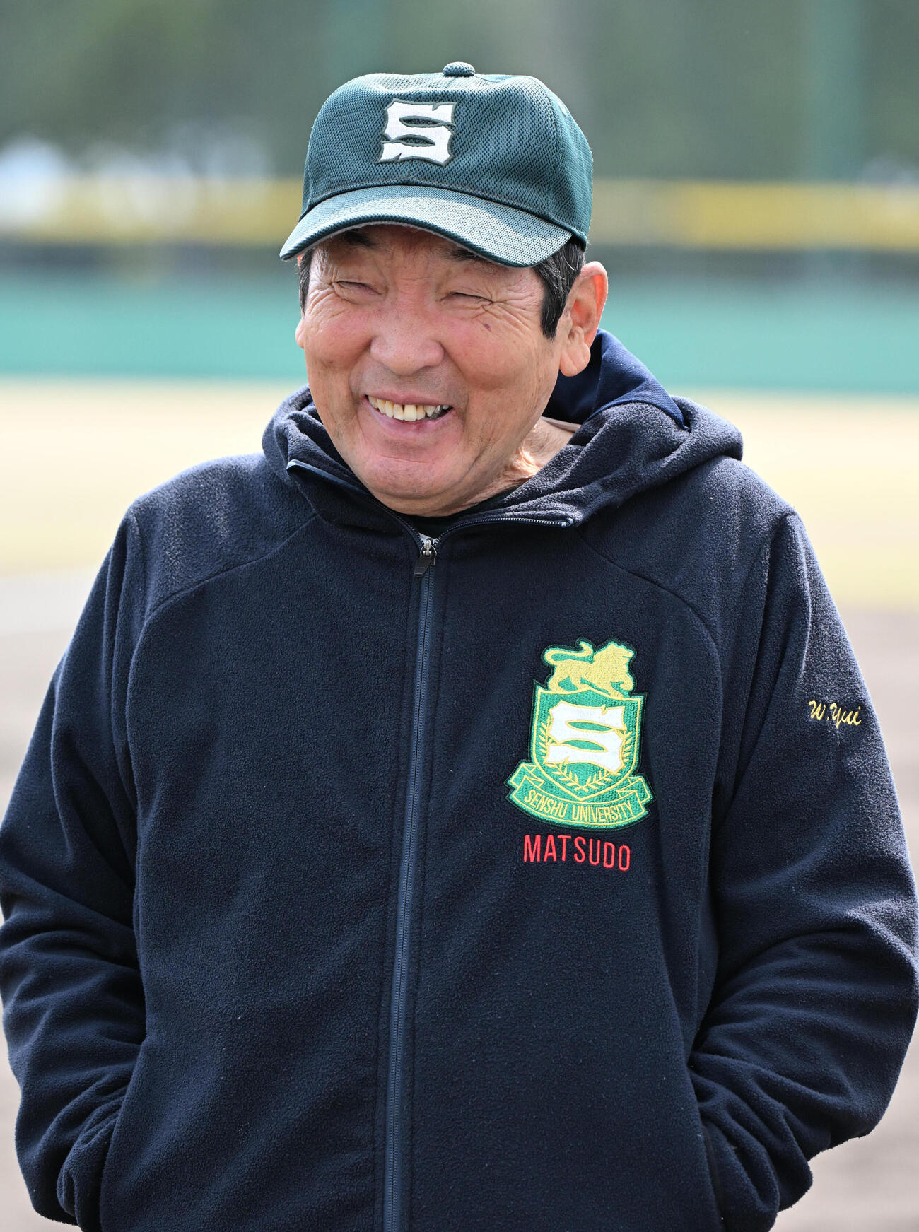 練習の合間に笑顔を見せる専大松戸の持丸修一監督（撮影・石井愛子）