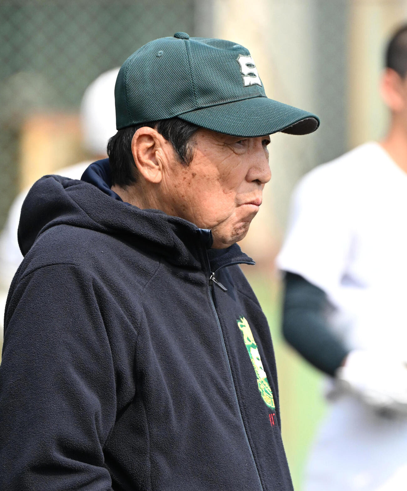 練習を見守る専大松戸の持丸修一監督（撮影・石井愛子）
