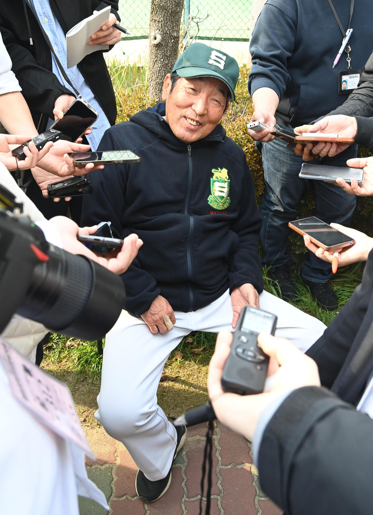 報道陣の質問に笑顔で答える専大松戸の持丸修一監督（撮影・石井愛子）
