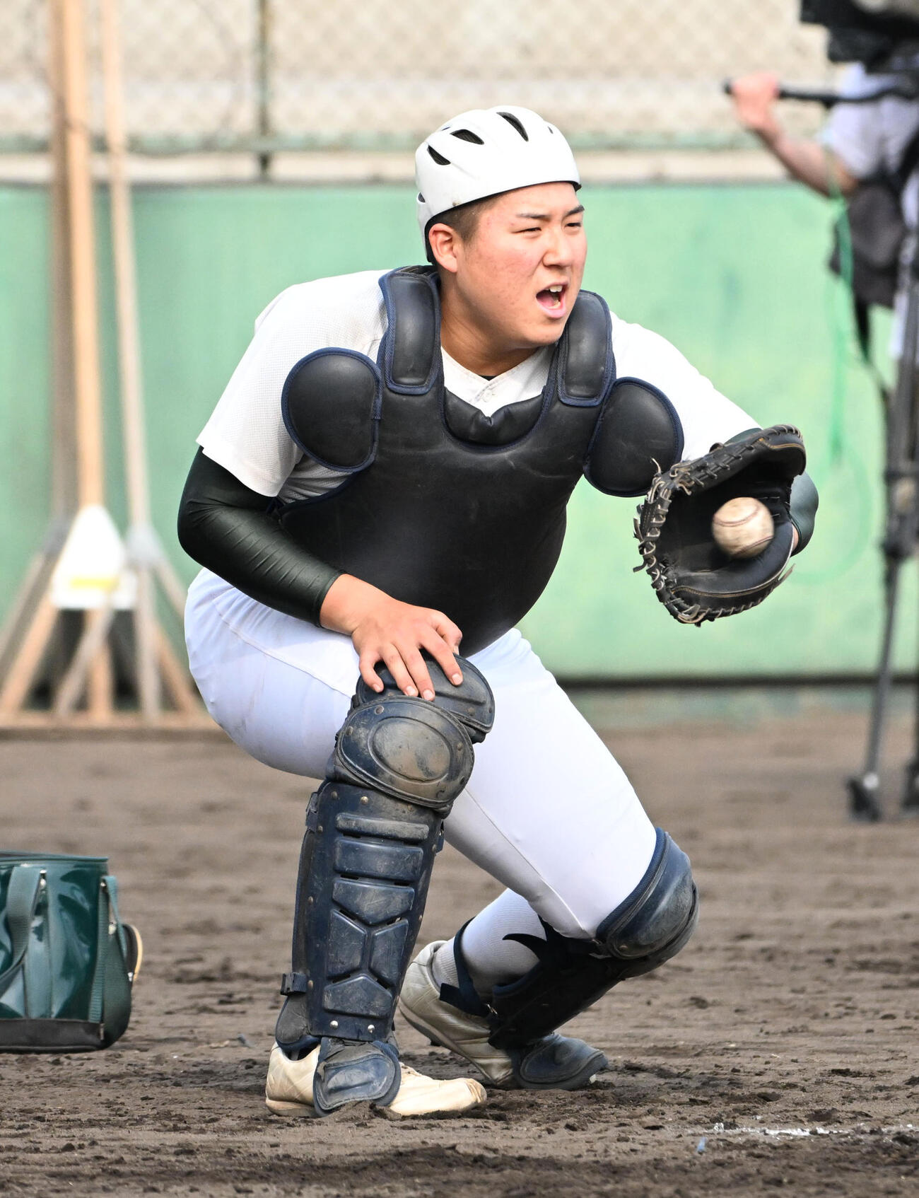 守備練習をする専大松戸の吉岡伸太朗（撮影・石井愛子）