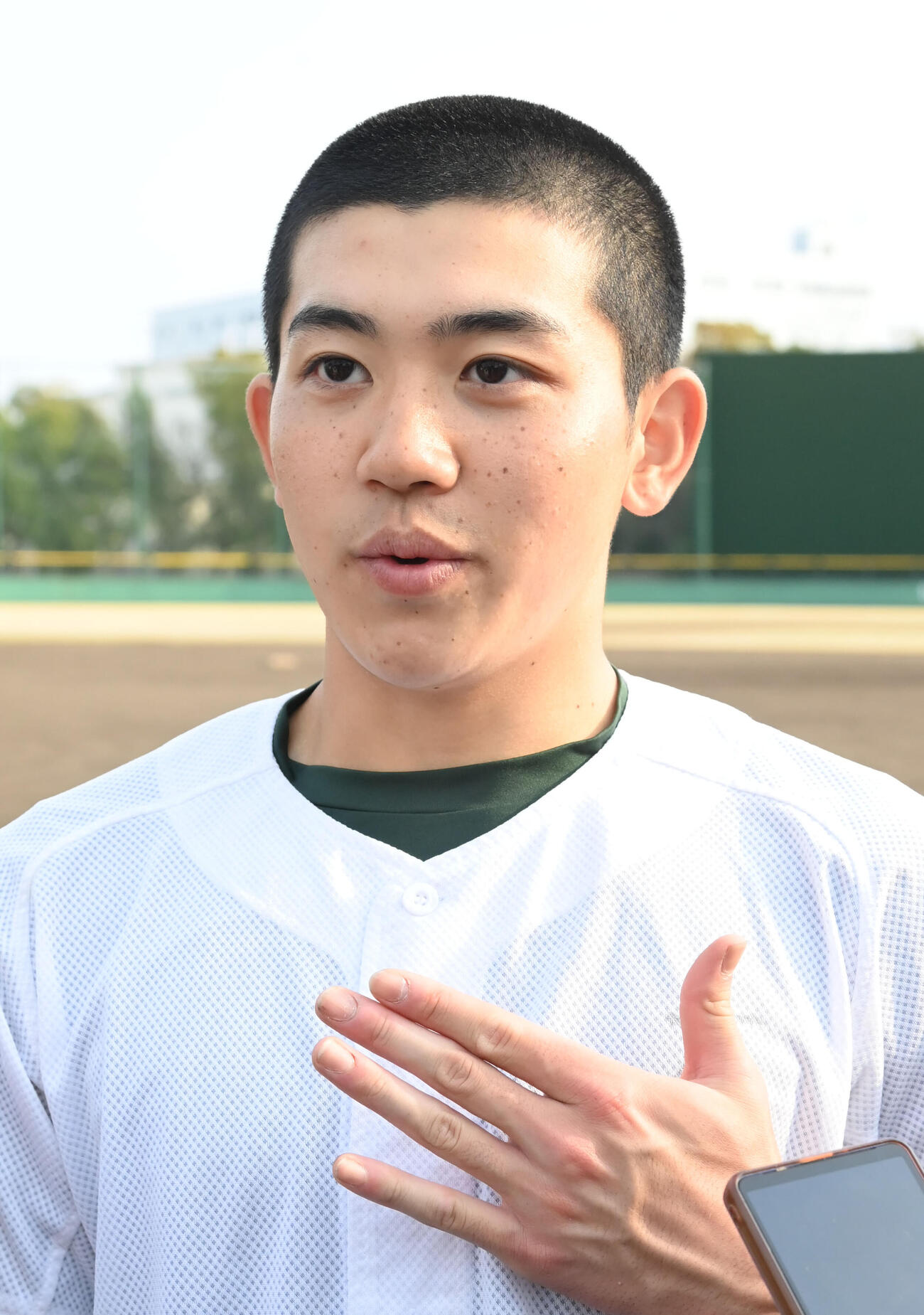 報道陣の質問に答える専大松戸の石崎翔斗（撮影・石井愛子）