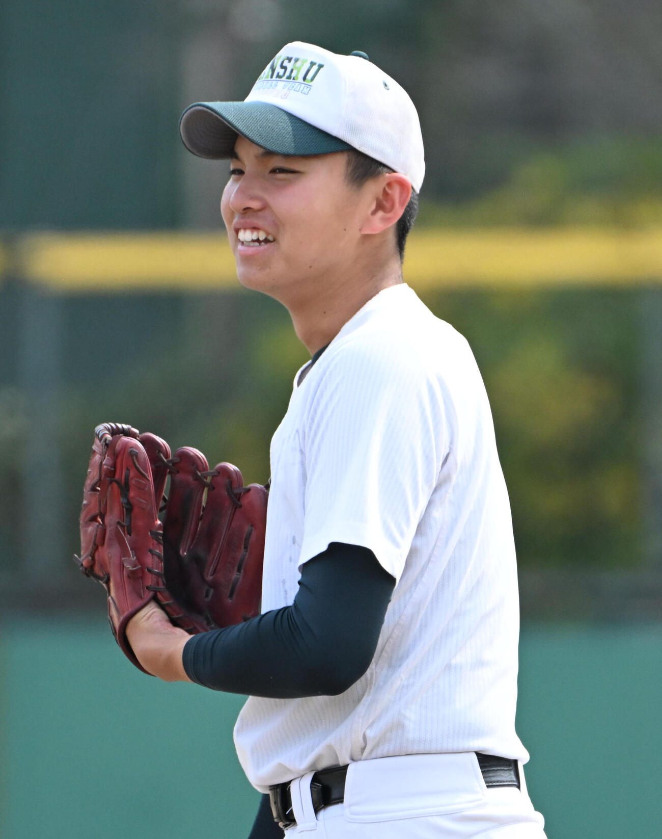 キャッチボールの合間に笑顔を見せる専大松戸の門倉昂大（撮影・石井愛子）