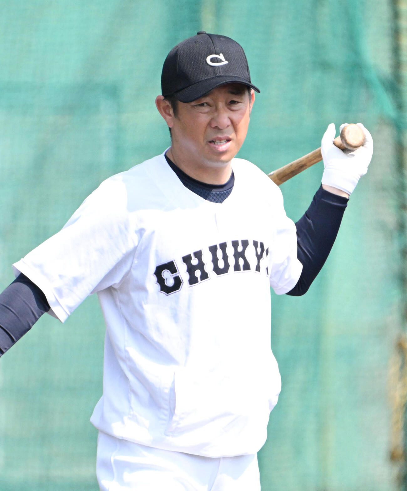 ノックをする中京大中京の高橋源一郎監督（撮影・石井愛子）