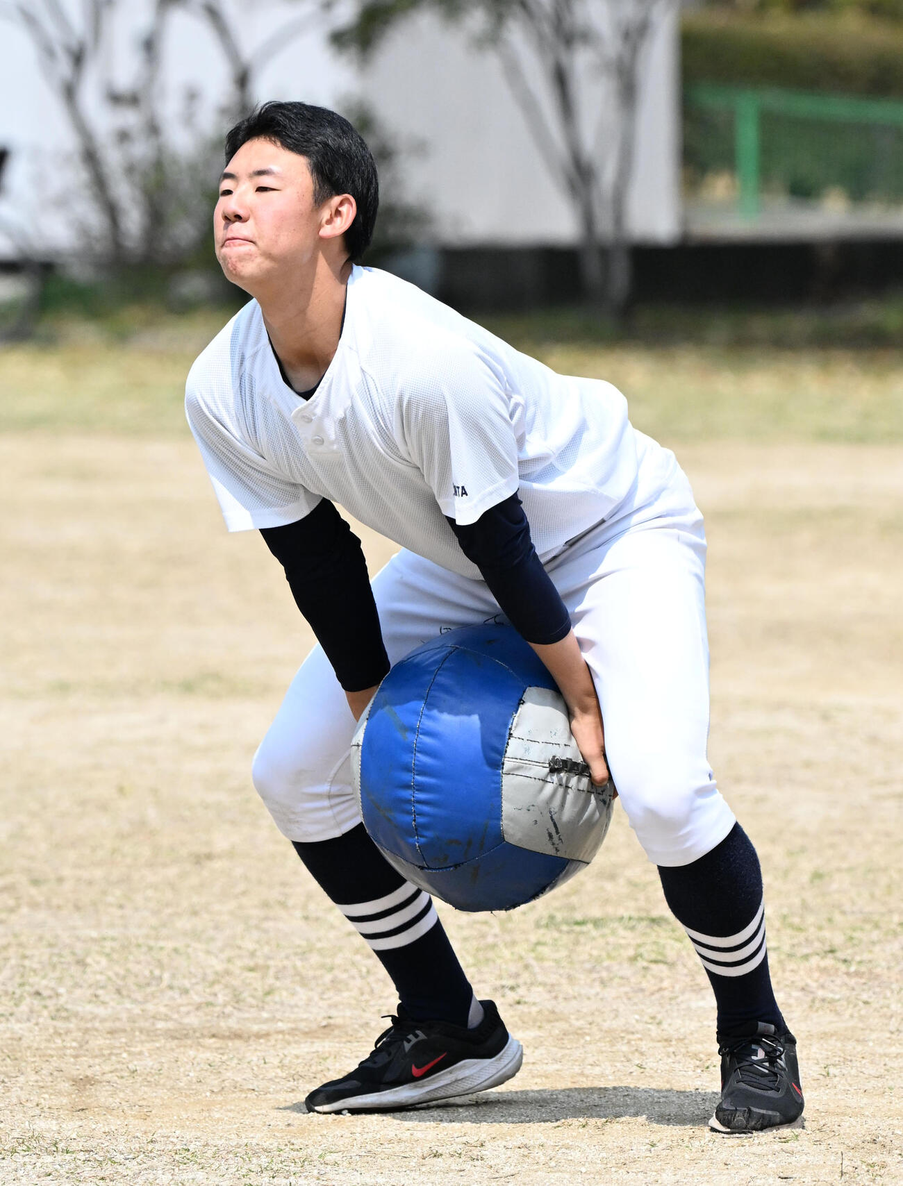 トレーニングをする中京大中京の太田匠哉（撮影・石井愛子）