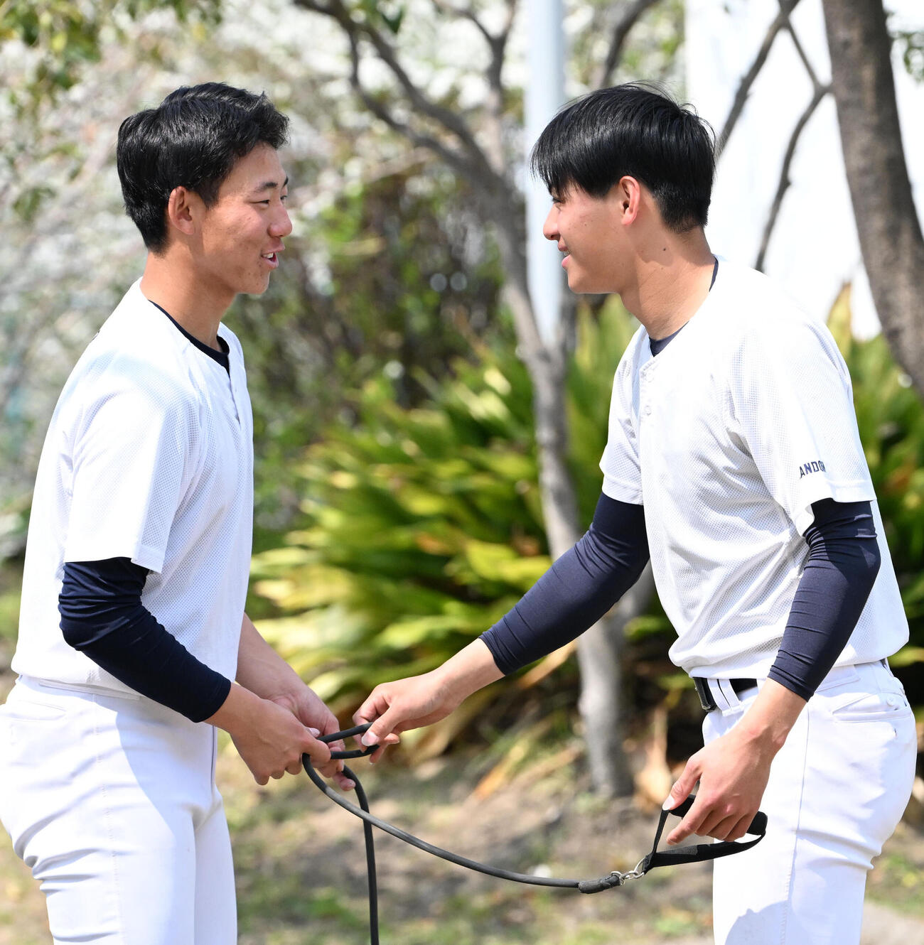 トレーニングをする中京大中京の太田匠哉（左）、安藤歩叶（撮影・石井愛子）