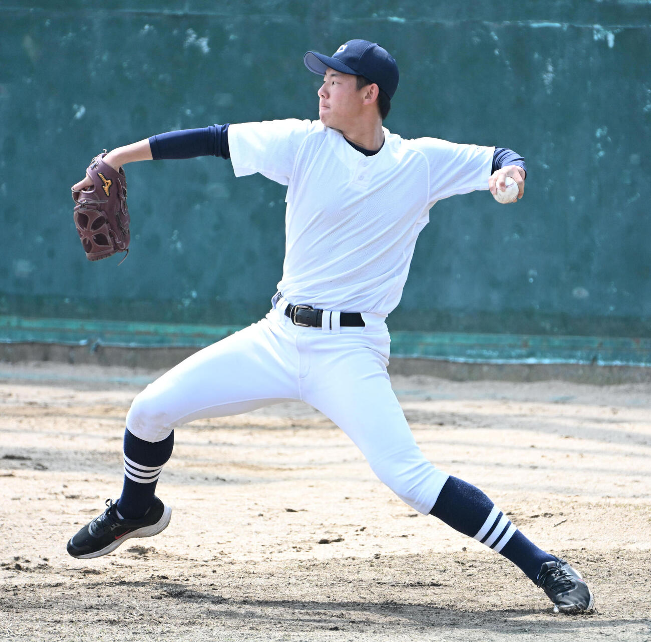 キャッチボールをする中京大中京の太田匠哉（撮影・石井愛子）