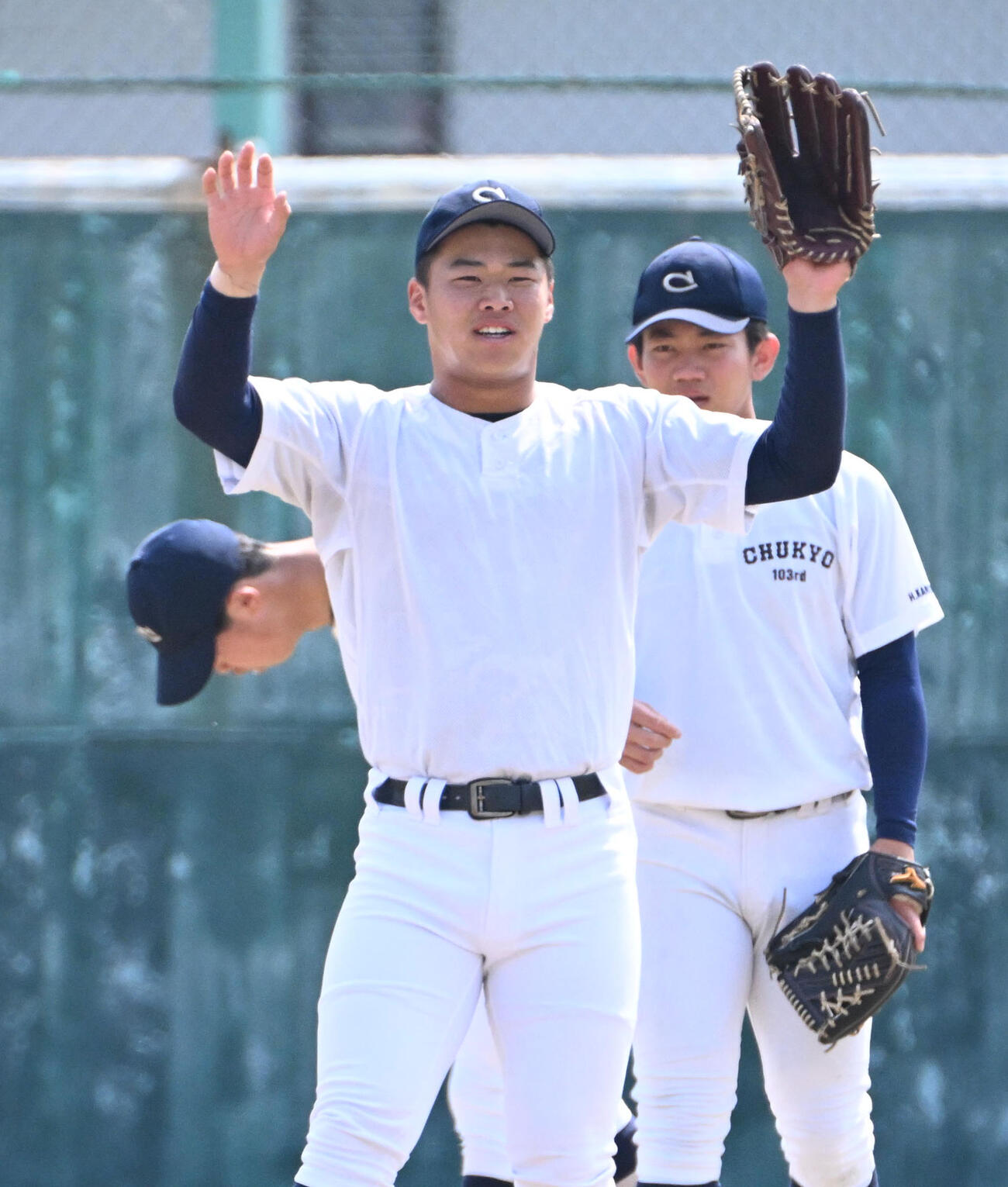 ノックを受ける中京大中京の荻田翔惺（撮影・石井愛子）