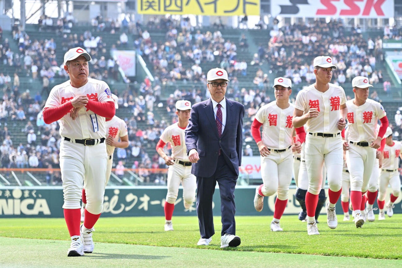 中京大中京対智弁学園　試合前のあいさつを終え引き揚げる智弁学園・井元部長（中央）（撮影・滝沢徹郎）