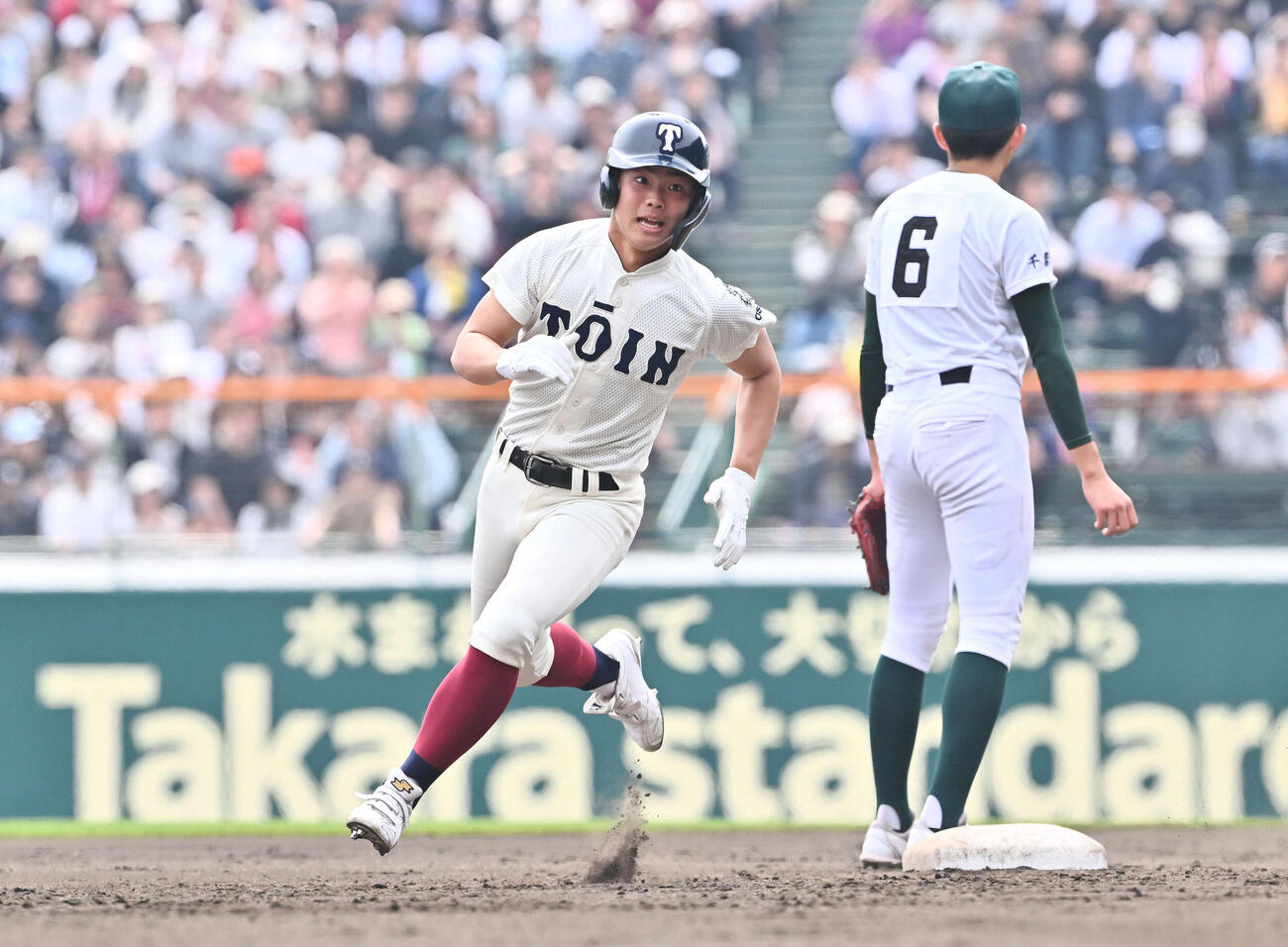 専大松戸対大阪桐蔭　1回裏大阪桐蔭無死、仲原（左）は右越え三塁打を放ち二塁を回る撮影・滝沢徹郎）