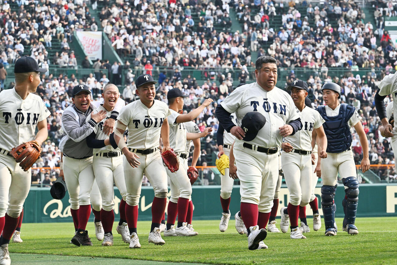 専大松戸対大阪桐蔭　決勝進出を決め喜ぶ大阪桐蔭の選手たち（撮影・滝沢徹郎）