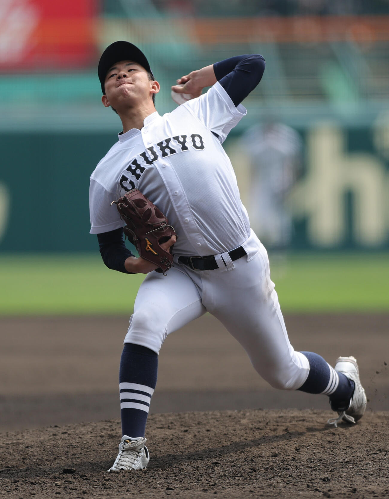 中京大中京対智弁学園　6回裏から登板する中京大中京太田（撮影・上山淳一）