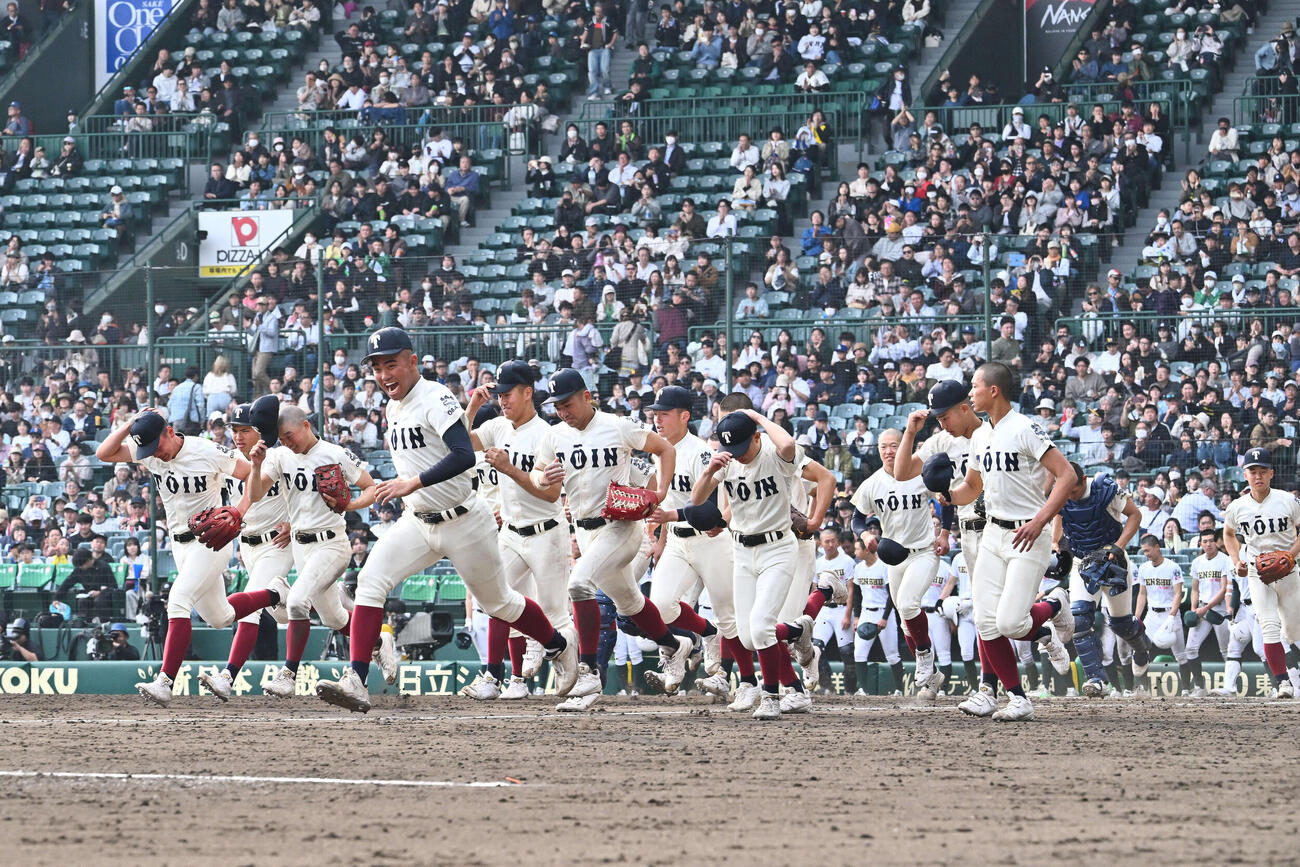 専大松戸対大阪桐蔭　決勝進出を決め応援団のもとへ駆け出す大阪桐蔭の選手たち（撮影・滝沢徹郎）
