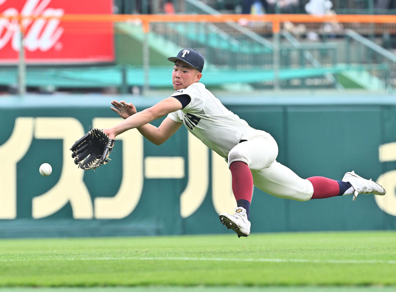 専大松戸対大阪桐蔭　4回表専大松戸2死、左翼手仲原は柴田の打球に飛び付くも捕れず三塁打となる（撮影・滝沢徹郎）