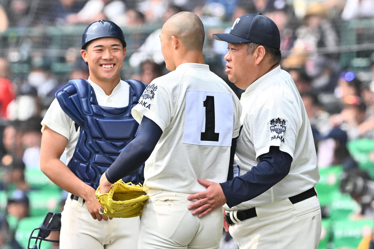 専大松戸対大阪桐蔭　大阪桐蔭先発の吉岡（中央）に話す西谷監督（右）（撮影・滝沢徹郎）
