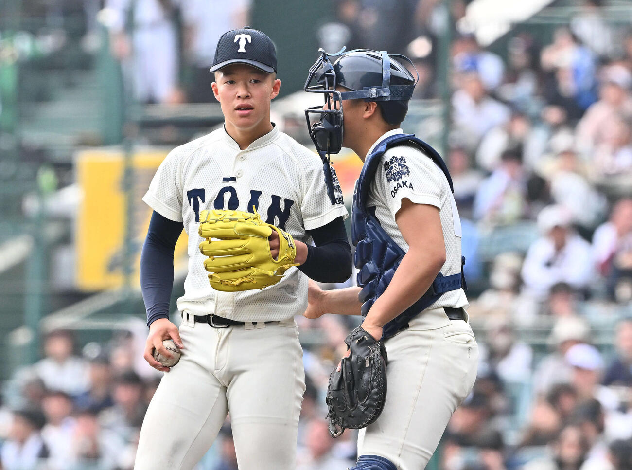 専大松戸対大阪桐蔭　マウンドで話す大阪桐蔭先発の吉岡（左）と藤田（撮影・滝沢徹郎）