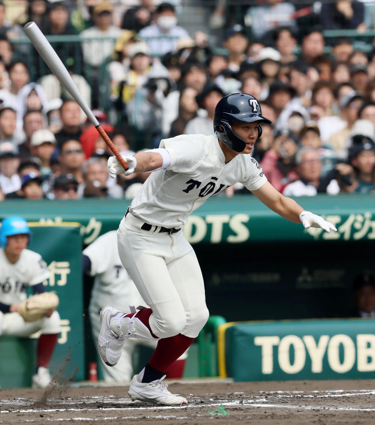 専大松戸対大阪桐蔭　1回裏大阪桐蔭2死三塁、谷渕は一塁へ適時失策の打球を放つ（撮影・加藤哉）