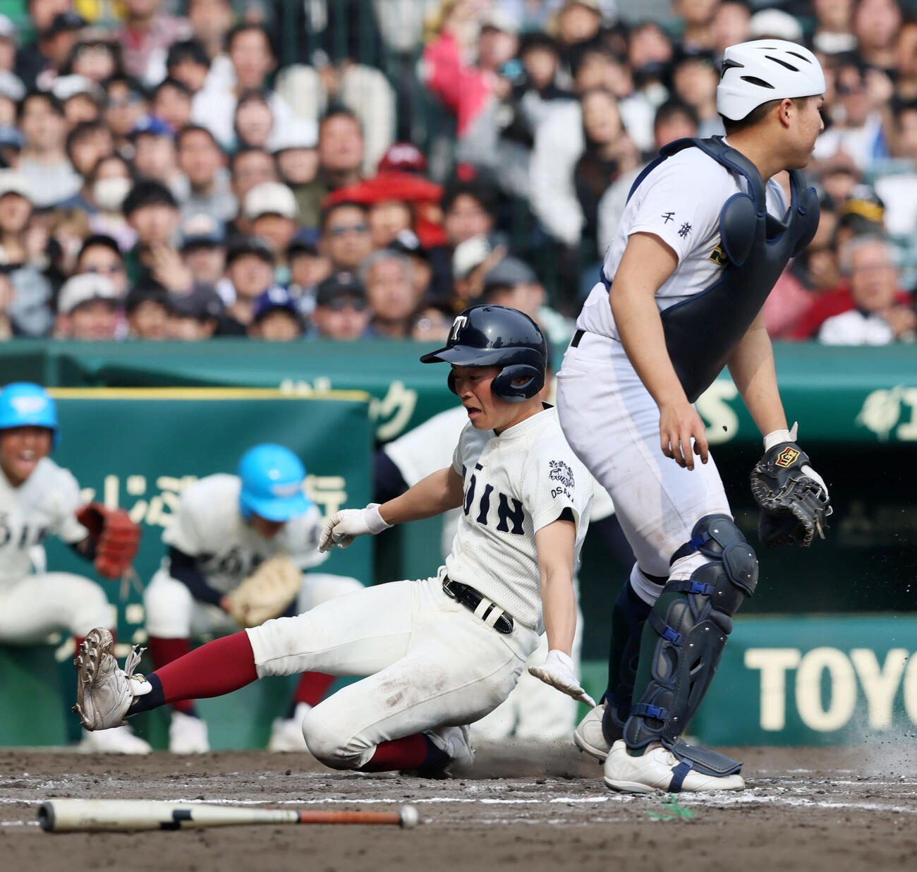 専大松戸対大阪桐蔭　7回裏大阪桐蔭1死二塁、二塁走者中島は中西の右前適時打で生還（撮影・加藤哉）