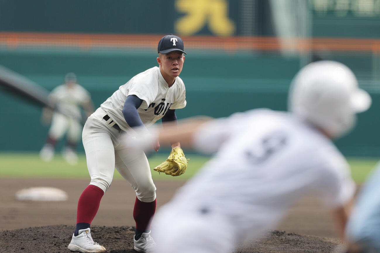 専大松戸対大阪桐蔭　1回表専大松戸2死一、二塁、吉岡は瀬谷を中飛に仕留める（撮影・上山淳一）