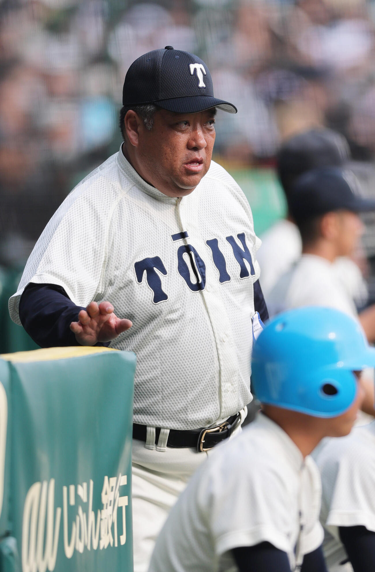 専大松戸対大阪桐蔭　9回表、戦況を見る大阪桐蔭の西谷監督（撮影・上山淳一）
