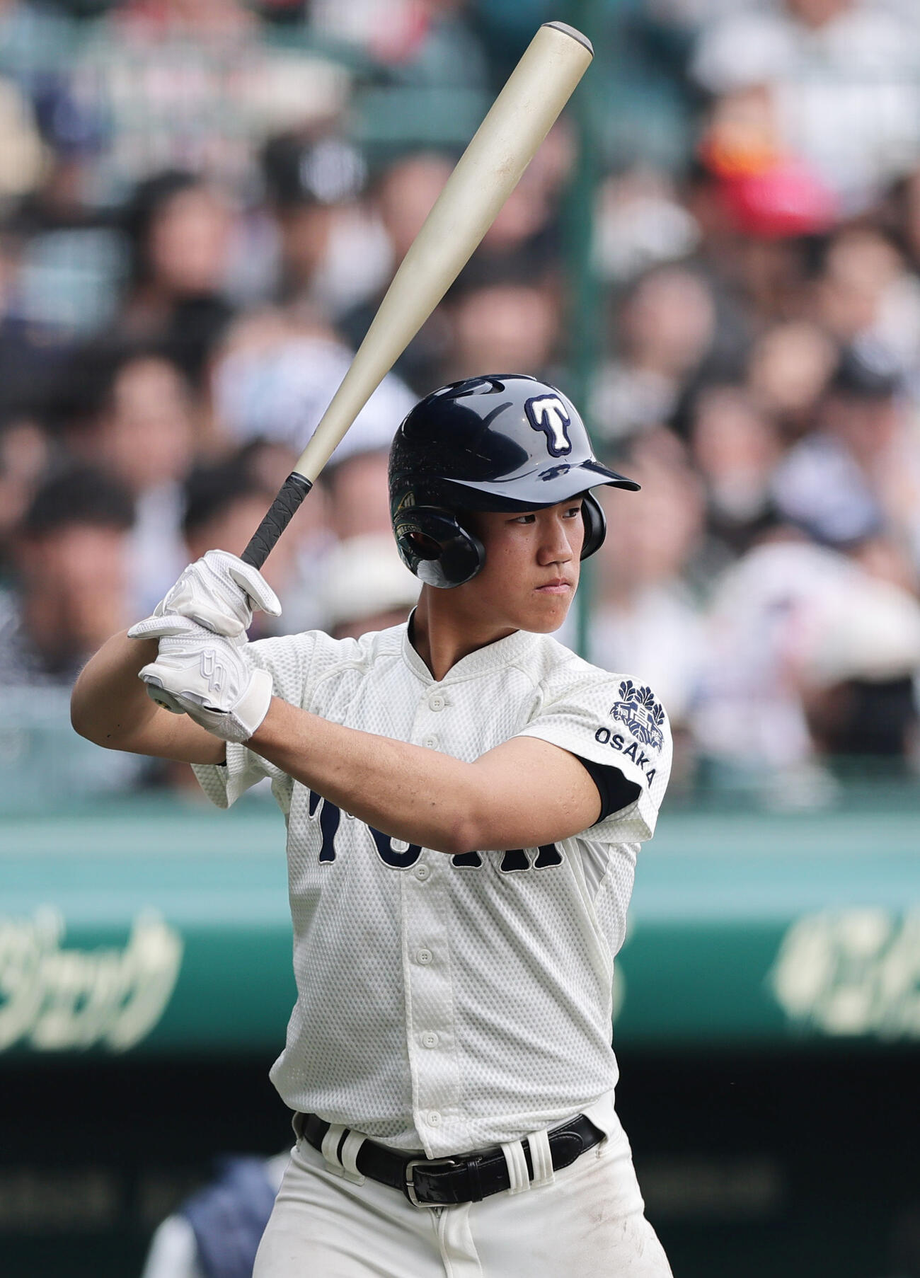 専大松戸対大阪桐蔭　4回裏、ネクスト・バッタースボックスでタイミングを取る大阪桐蔭の中村（撮影・上山淳一）